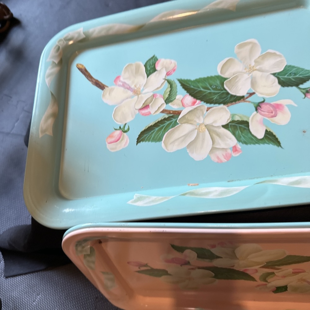 Set of 4 vintage trays. These metal trays show pink and white dogwood blossoms